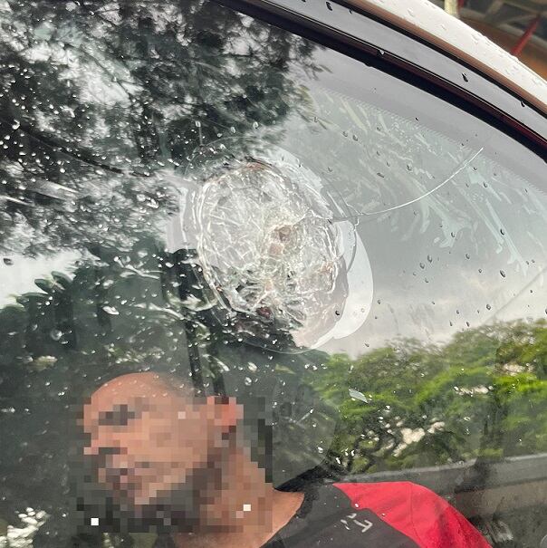 Ventana del carro de la concejala que sufrió el atentado- foto cortesía