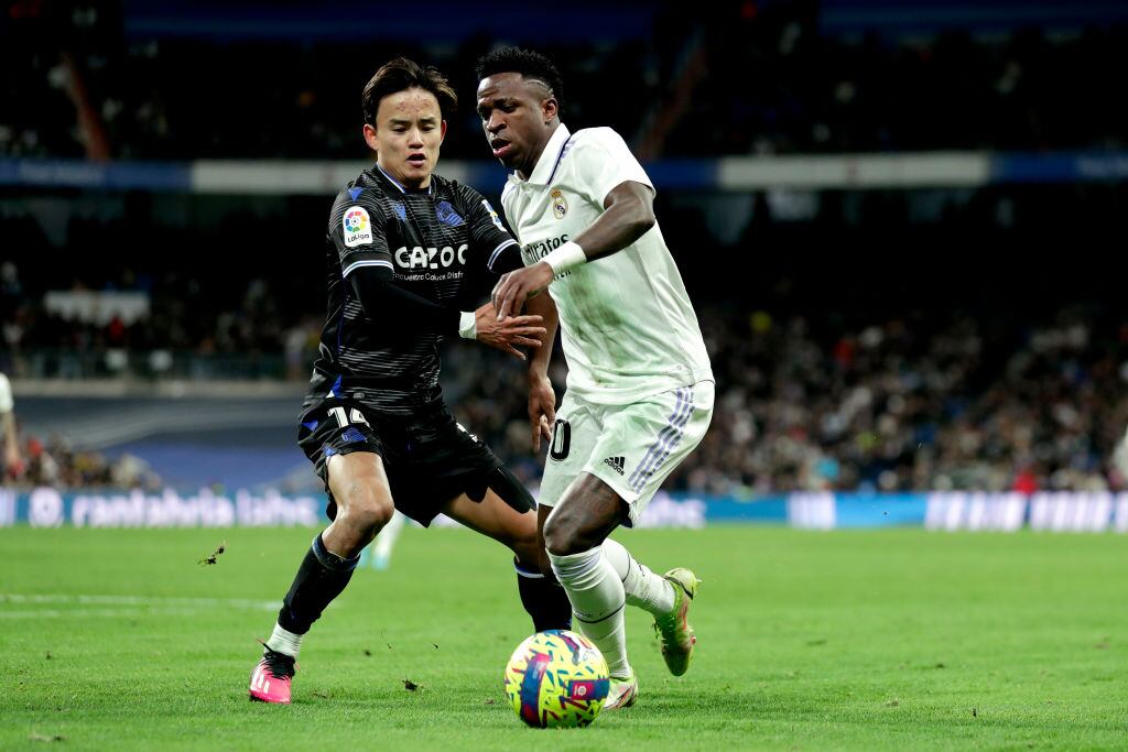 Takefusa Kubo de la Real Sociedad y Vinicius Junior del Real Madrid (Photo by David S. Bustamante/Soccrates/Getty Images)
