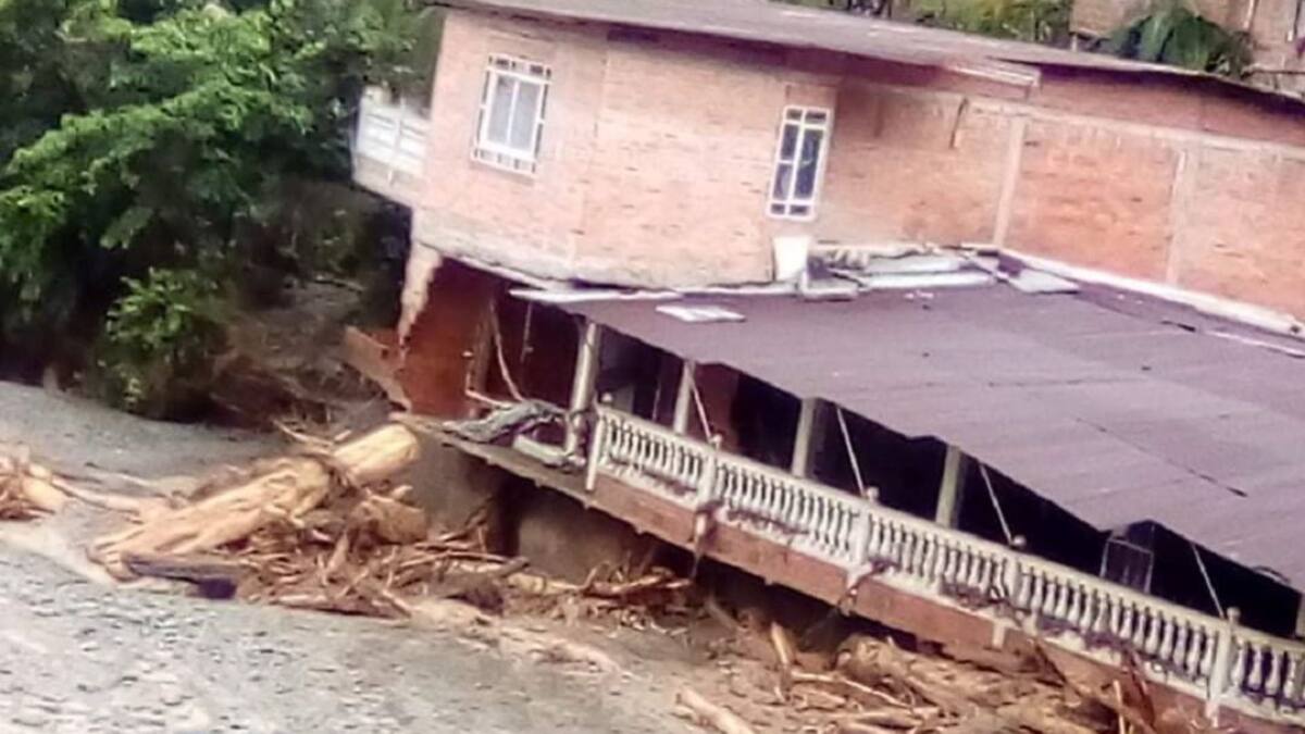 Buscan dos turistas por creciente del río Agua Clara