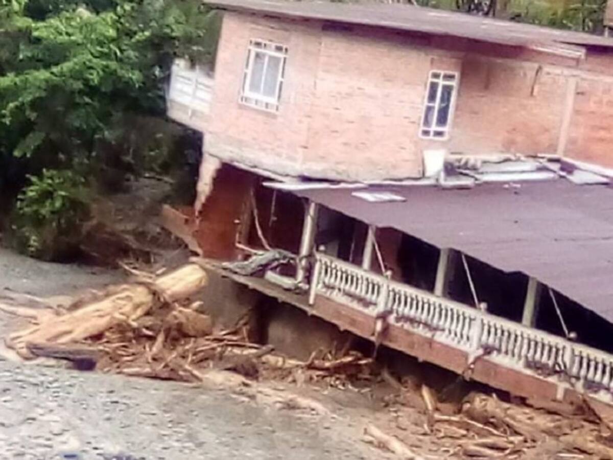 Buscan dos turistas por creciente del río Agua Clara