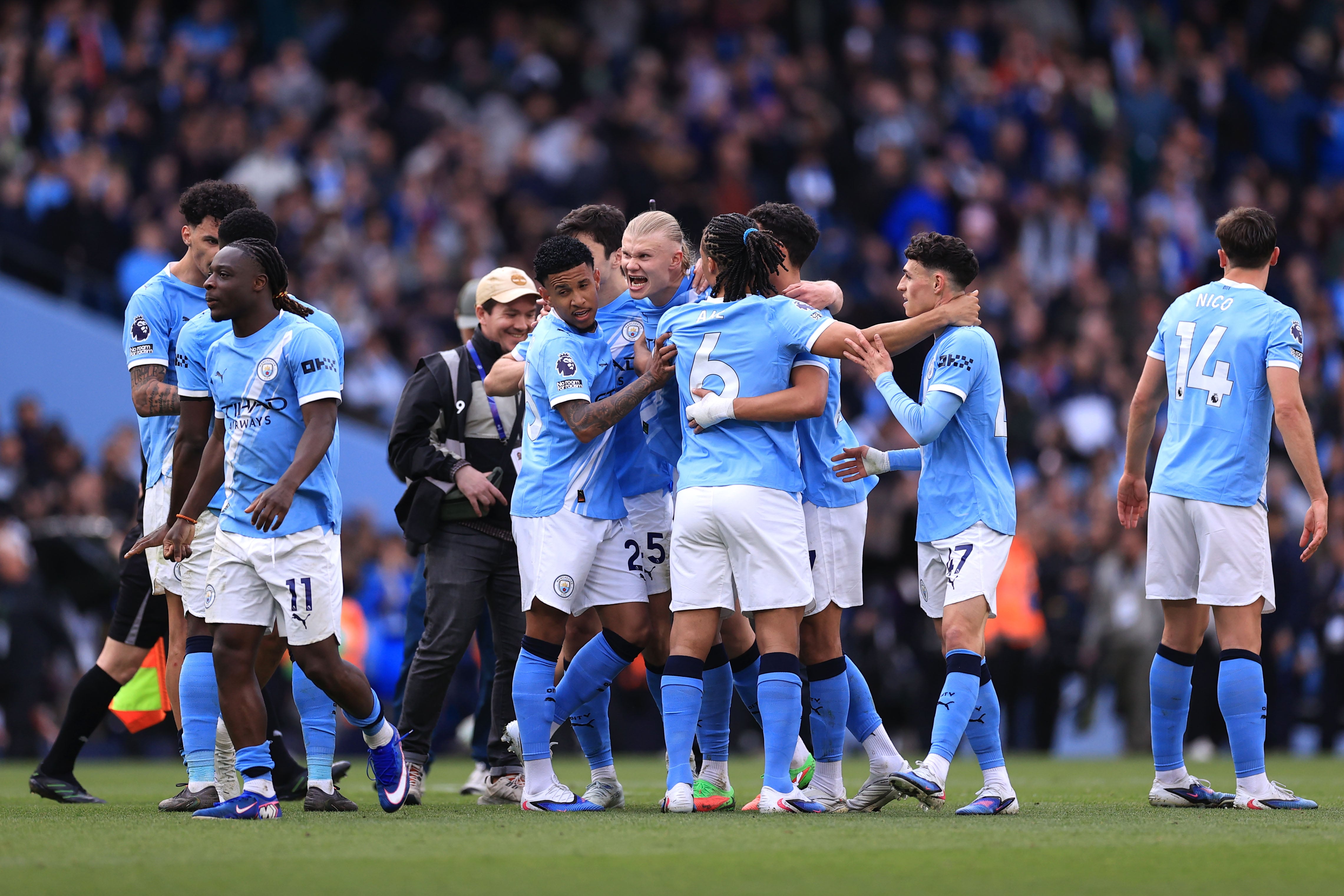 Erling Haaland celebra la victoria del Manchester City con sus compañeros. (Photo by Simon Stacpoole/Offside/Offside via Getty Images)