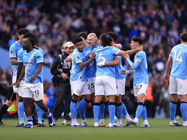 Erling Haaland celebra la victoria del Manchester City con sus compañeros. (Photo by Simon Stacpoole/Offside/Offside via Getty Images)