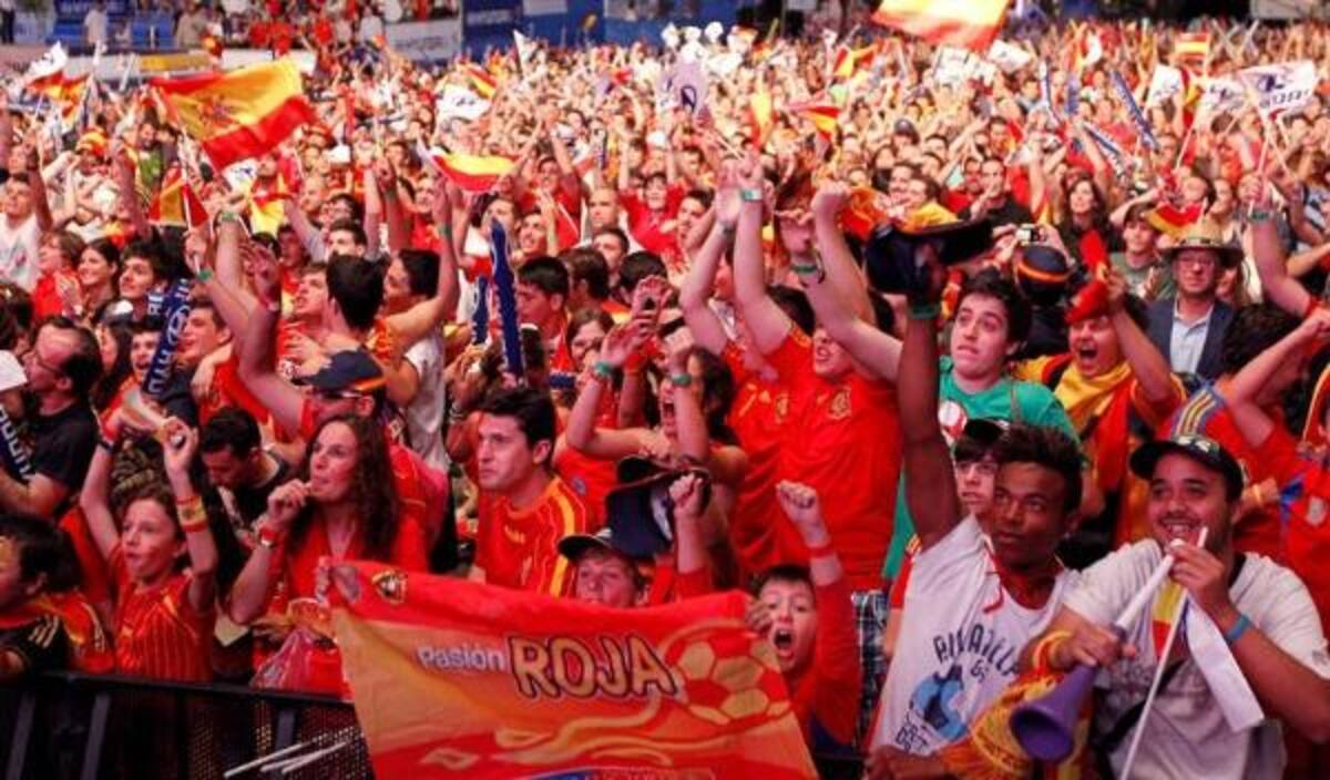 Hinchas en la tribuna en España - Irlanda