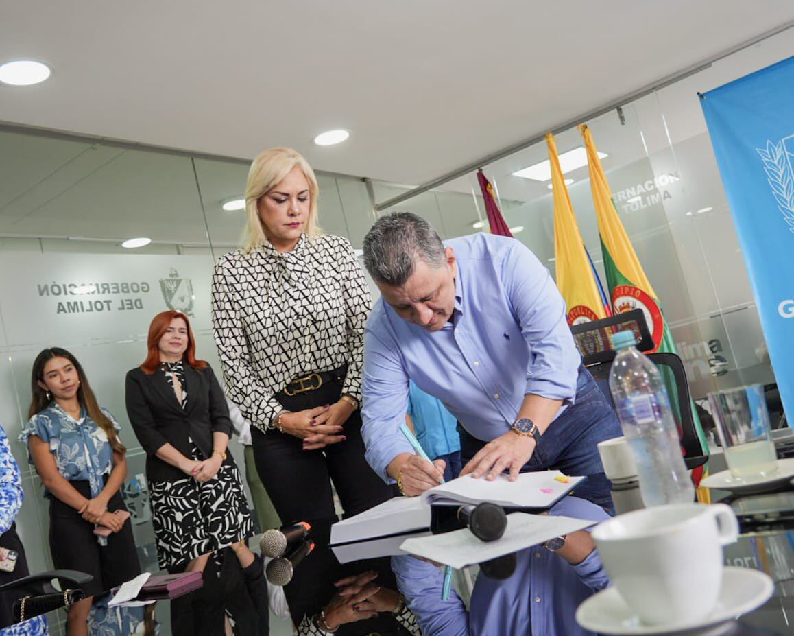 Gobernador del Tolima Ricardo Orozco tomando posesión a la directora de Cortolima, Olga Lucía Alfonso