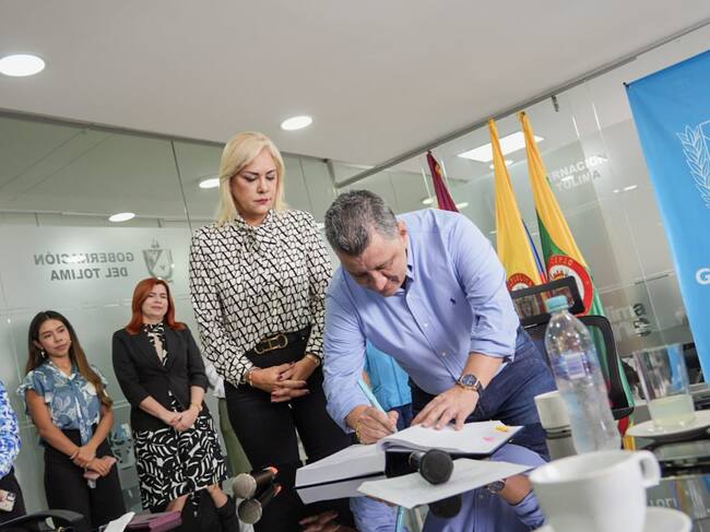 Gobernador del Tolima Ricardo Orozco tomando posesión a la directora de Cortolima, Olga Lucía Alfonso