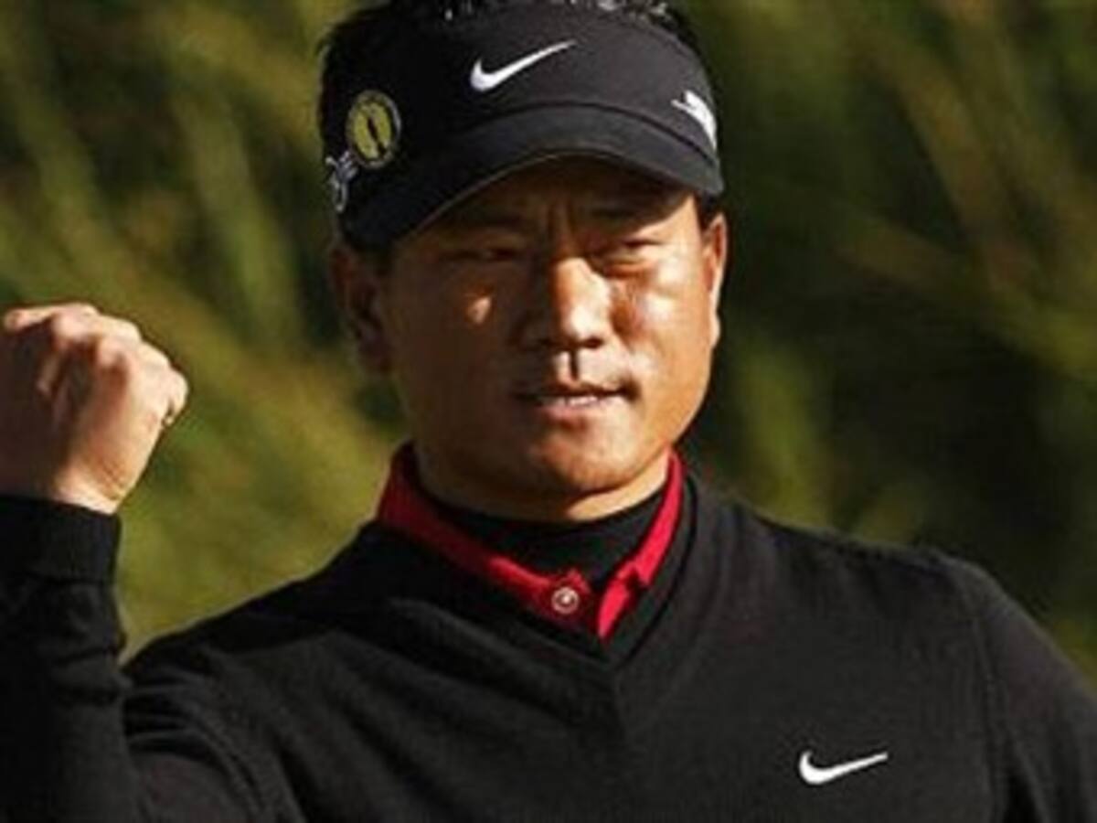 Camilo Villegas no pasó el corte en el AT&T National de golf que lidera el coreano K.J. Choi