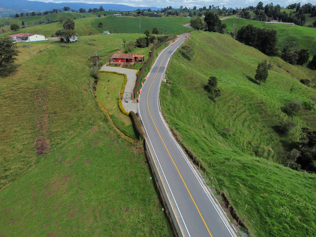 Entrega de 10,5k para comunicar municipios del norte del departamento. Foto: gobernación.