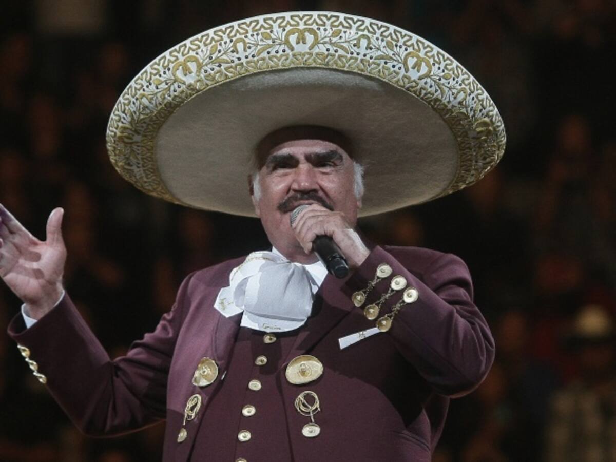 Vicente Fernández loco con su primera bisnieta