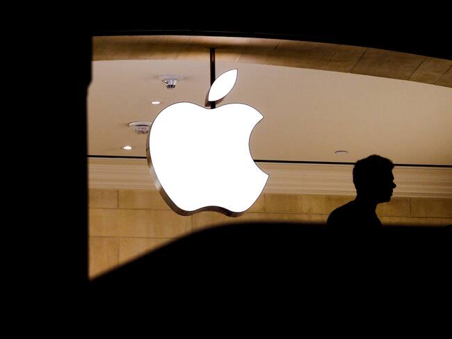Hombre caminando junto a una tienda de Apple, en New York ( Estados Unidos). EPA/JUSTIN LANE - EFE
