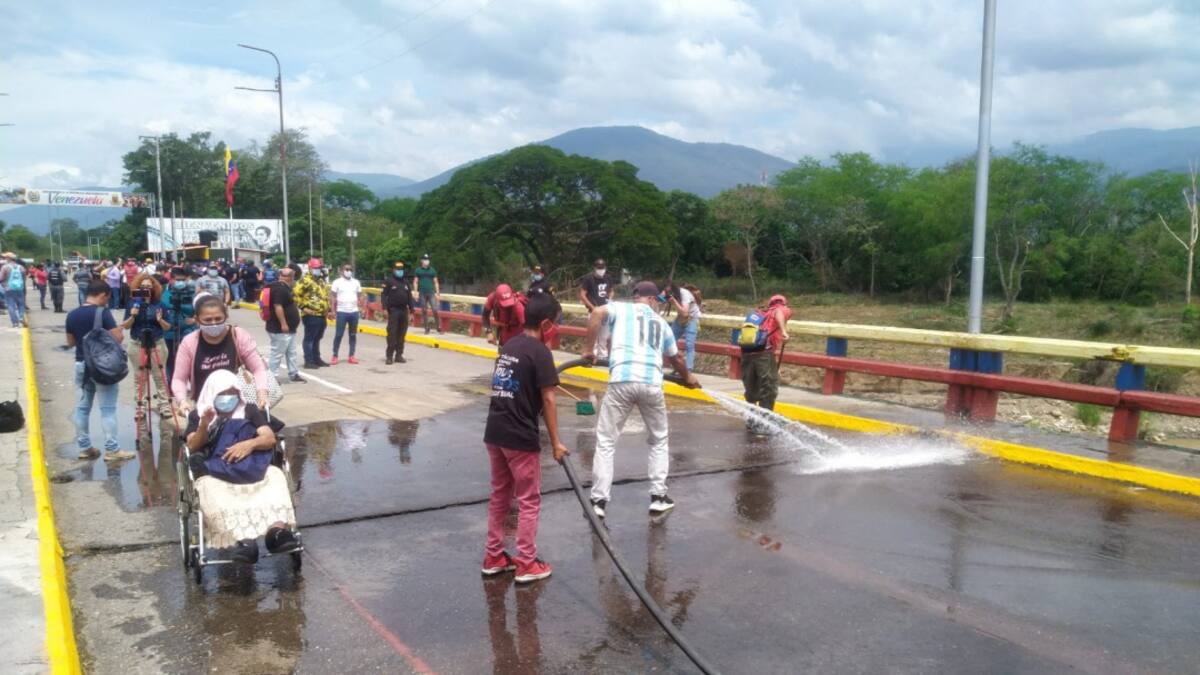 Venezuela retira contenedores del puente Francisco de Paula Santander