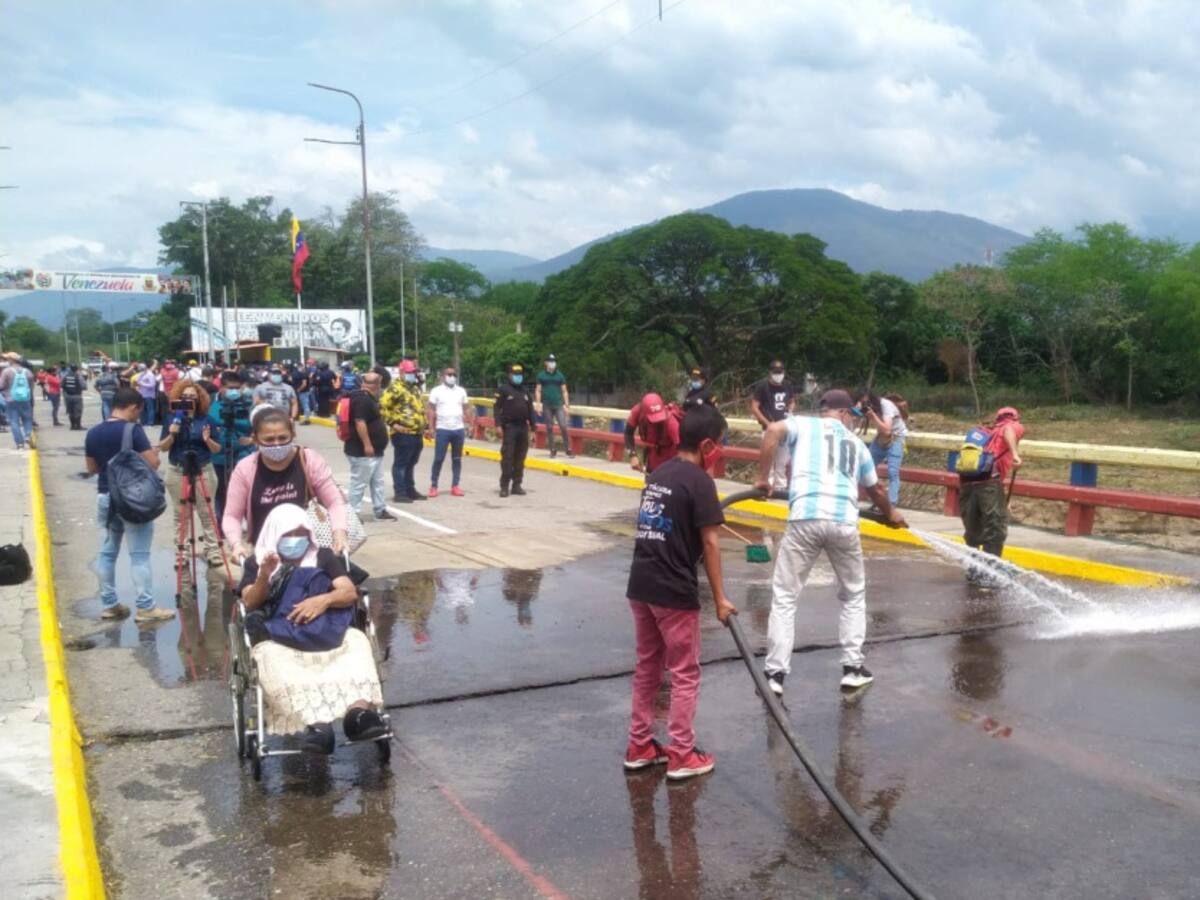 Venezuela retira contenedores del puente Francisco de Paula Santander