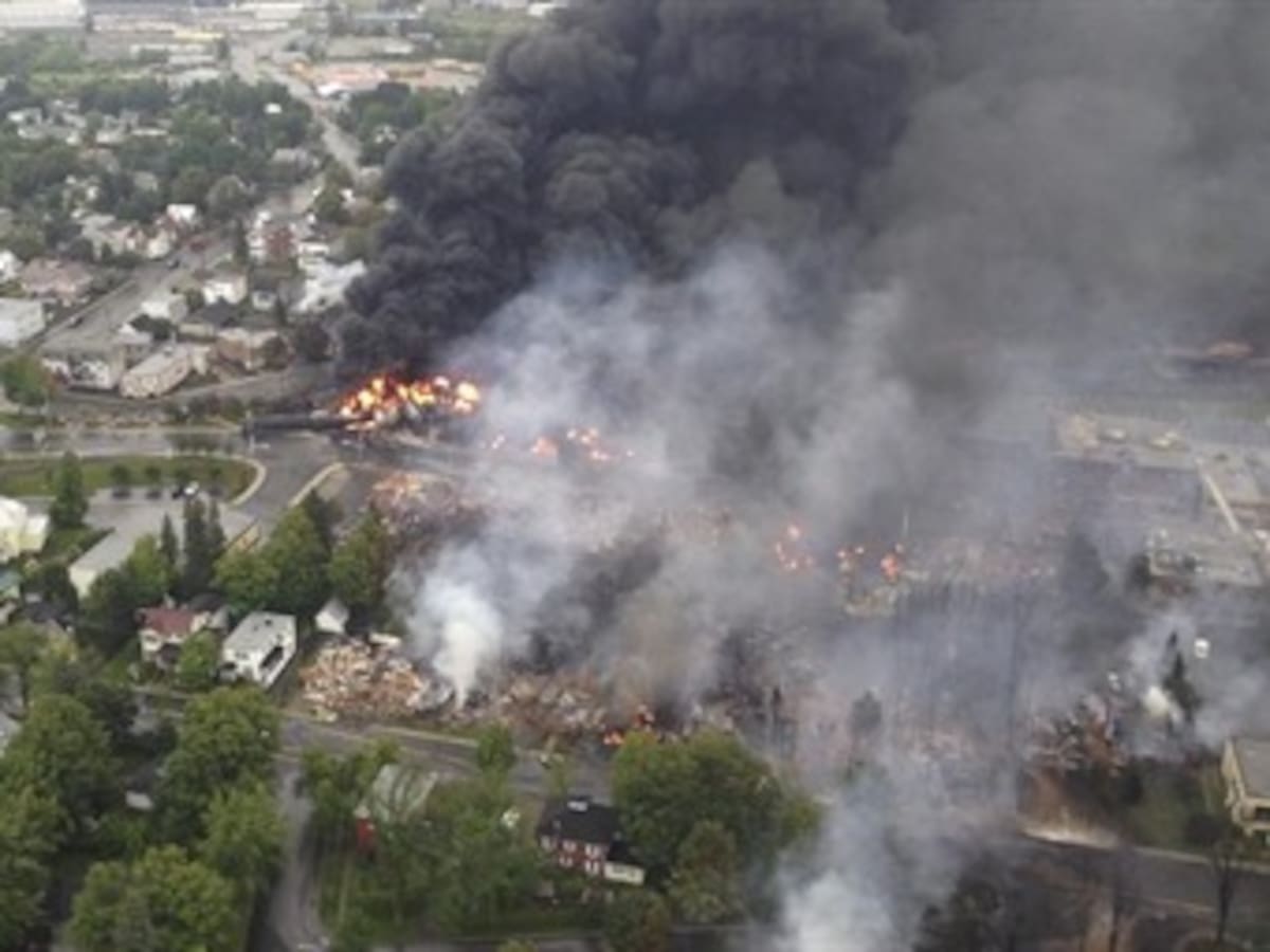 Decenas de desaparecidos tras explotar tren cargado con petróleo