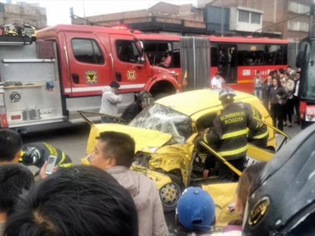Choque entre taxi y transmilenio deja nueve heridos en la Calle 13