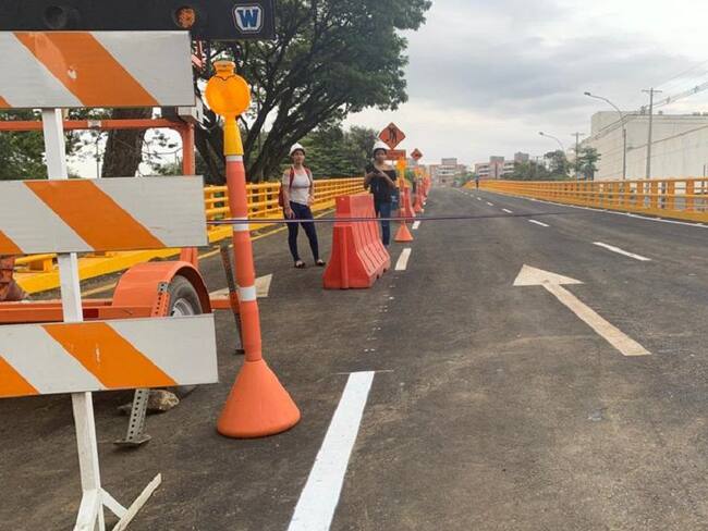 Puente de la carrera 100 con calle 25 al servicio de los caleños