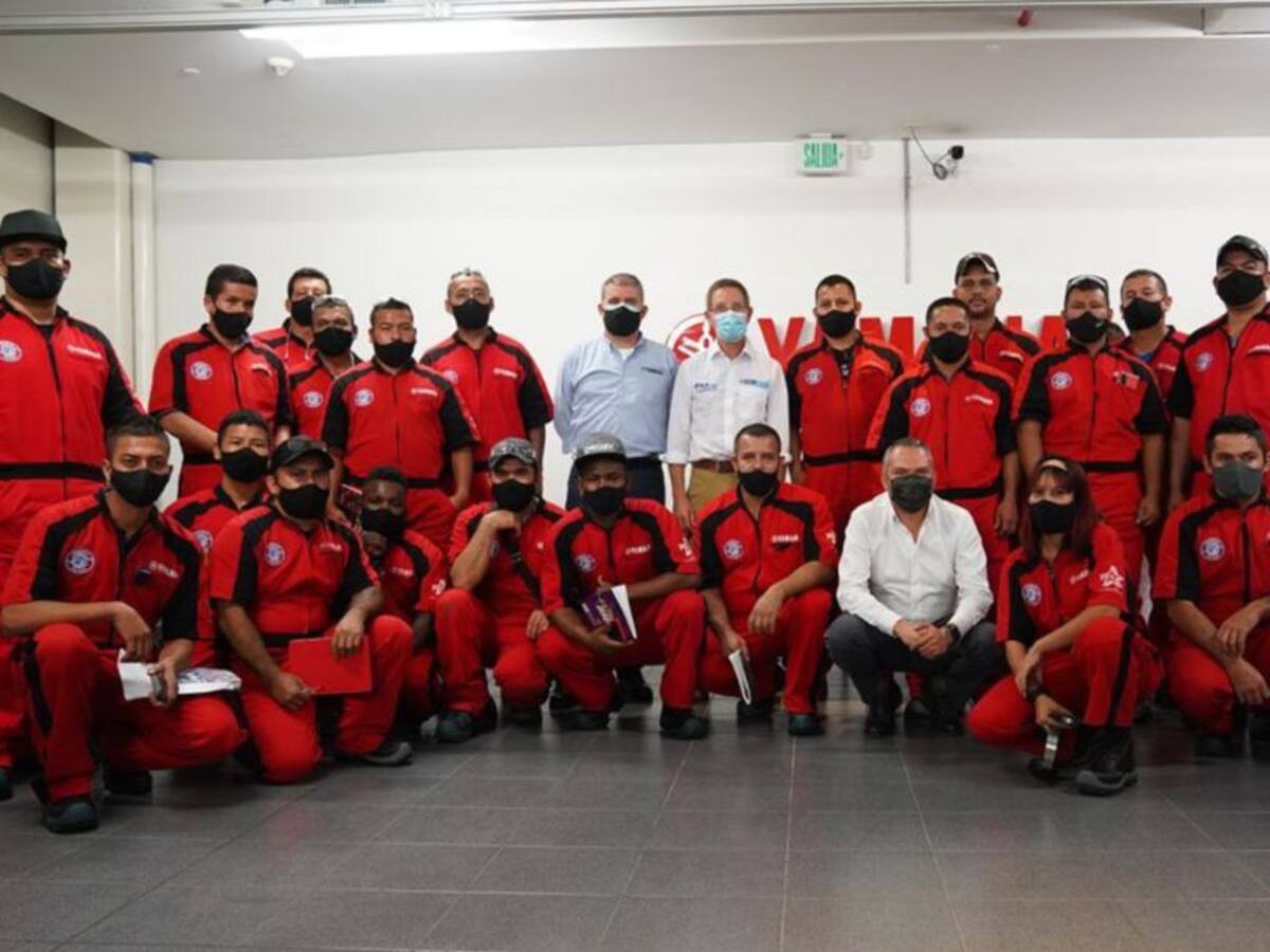 28 excombatientes en Antioquia aprenden mecánica para montar sus talleres