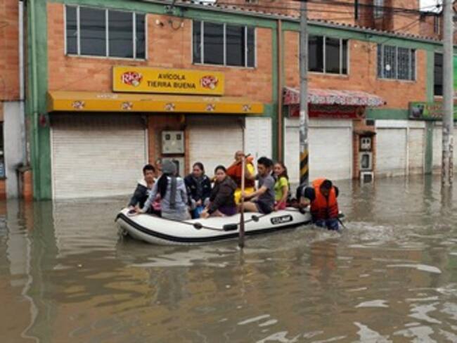 Es dramático ver inundados los barrios populares por desbordamiento del río Bogotá: Clara López