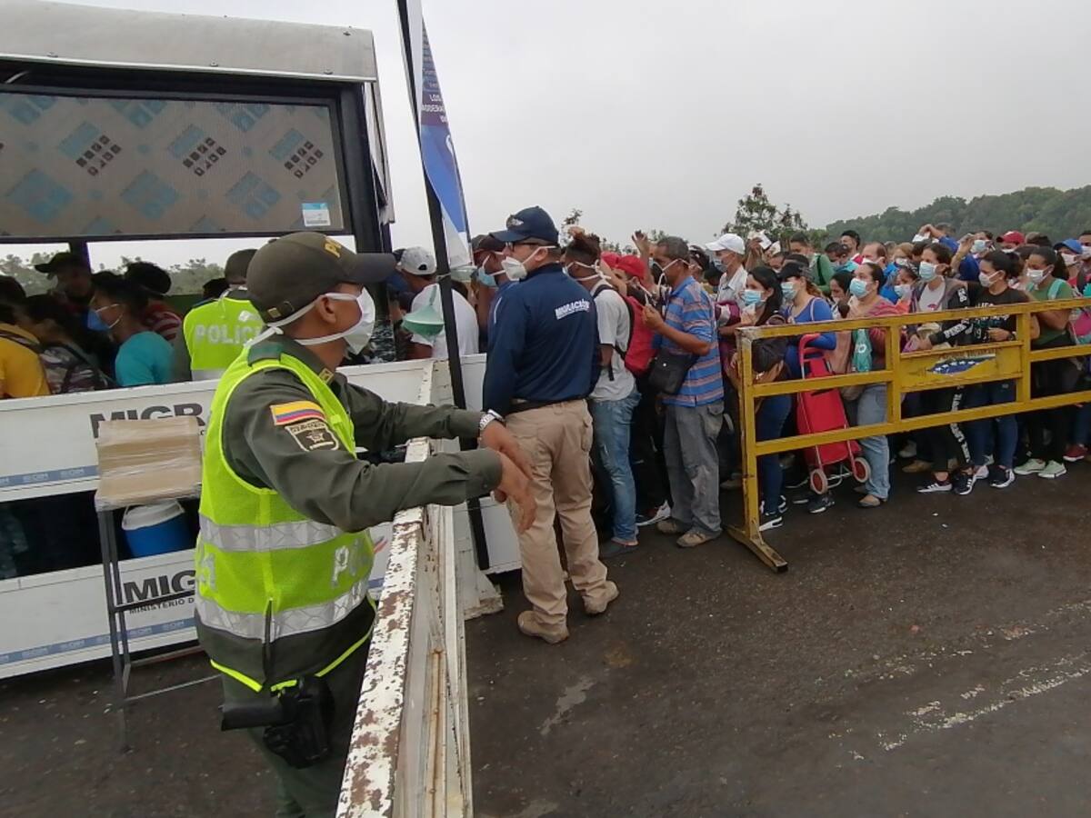 Abren la frontera para desviar atención sobre violencia interna: Venezuela
