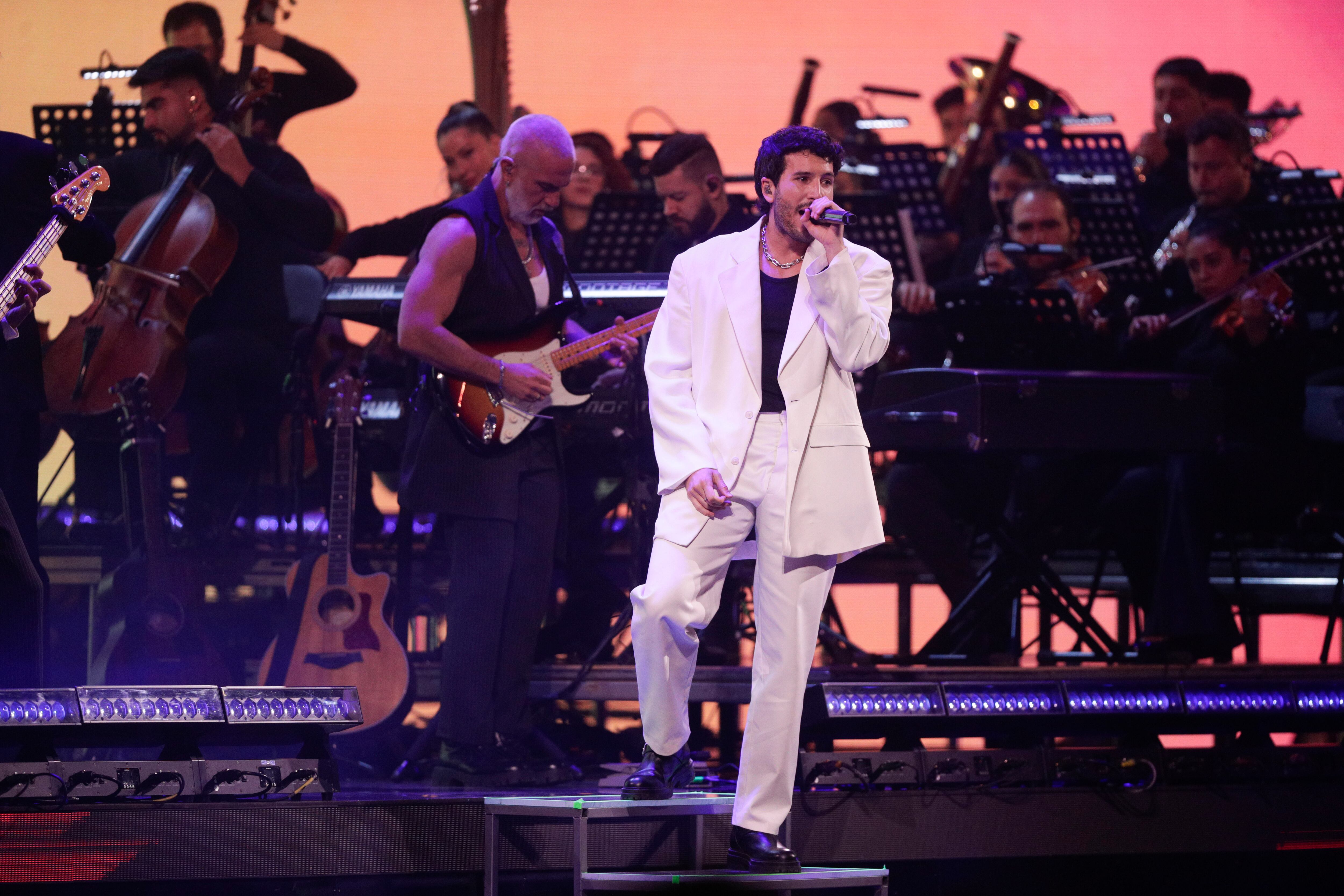 VIÑA DEL MAR (CHILE), 01/03/2025.- El cantante colombiano Sebastián Yatra actúa este sábado, durante el 64º Festival Internacional de la Canción de Viña del Mar, en Viña del Mar (Chile). EFE/ ADRIANA THOMASA