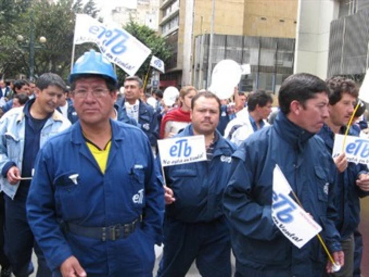 Trabajadores de la ETB le piden al alcalde Petro trabajo y un buen servicio al usuario