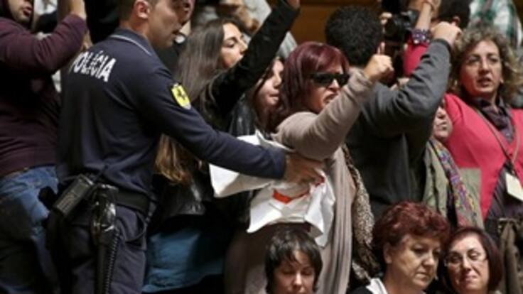 Miles de personas protestan en Portugal por recorte presupuestario