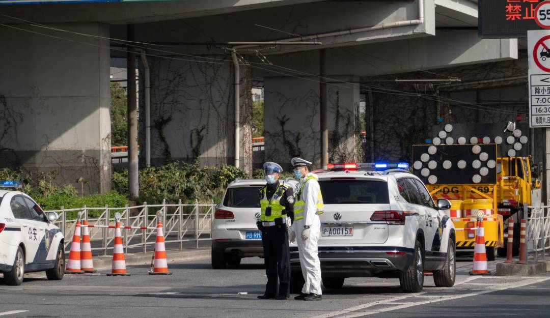 Controles de tráfico en Shangái, China, ante un rebrote de contagios COVID-19.                 Foto: Getty 