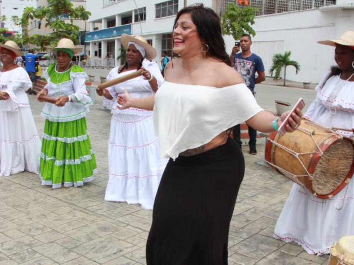 La sorpresa que le da Marbelle a cantante callejera