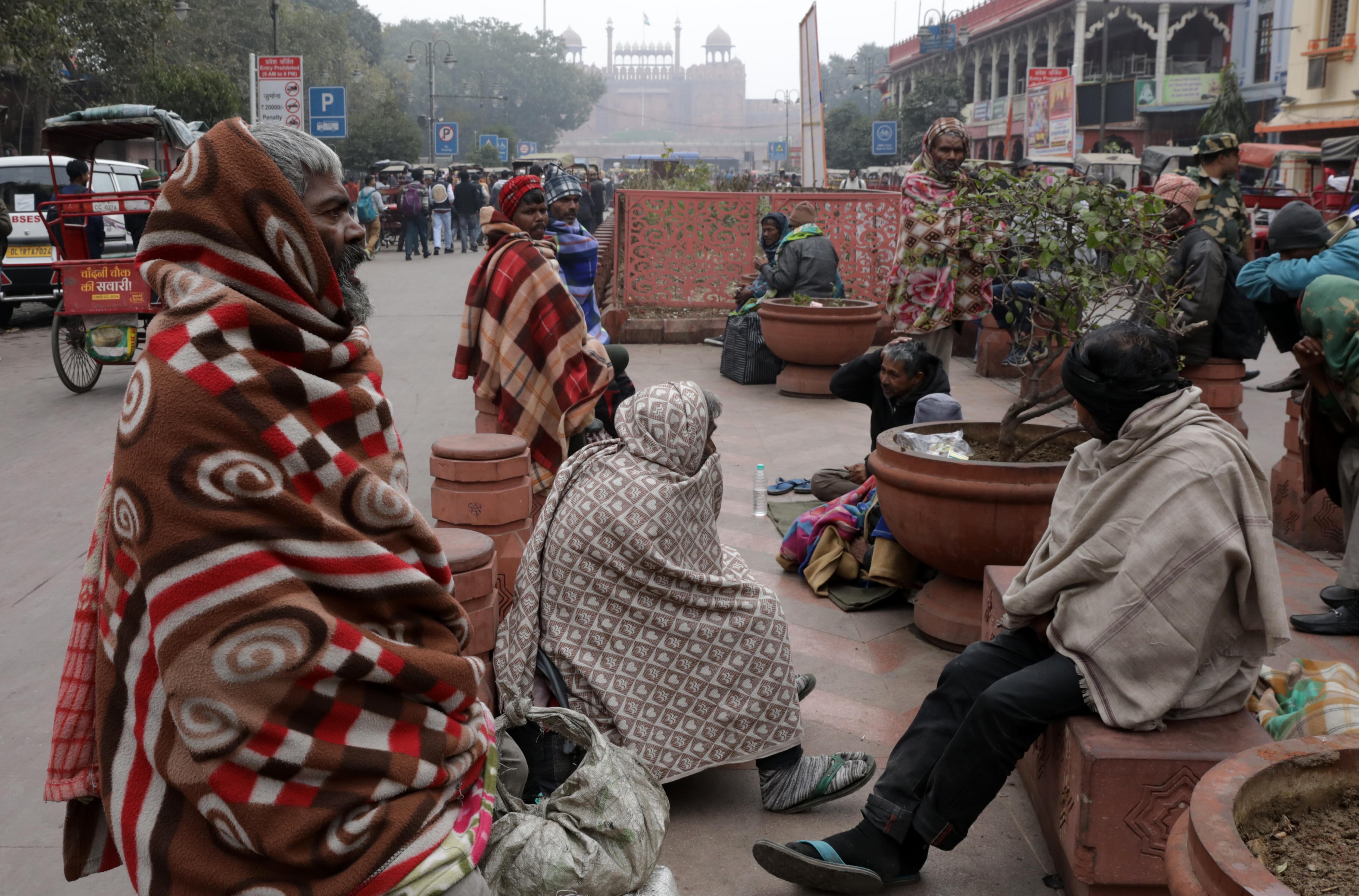 New Delhi (India), 09/01/2024.- Indian people cover themselves with blankets during a cold winter afternoon in old quarters of Delhi, India, 09 January 2024. Delhi and its adjoining areas woke up to a cold and foggy morning with the temperature dropped to six degrees Celsius. The cold wave and dense fog conditions are likely to prevail in several parts of north India, India Meteorological Department (IMD) said. (Nueva Delhi) EFE/EPA/RAJAT GUPTA