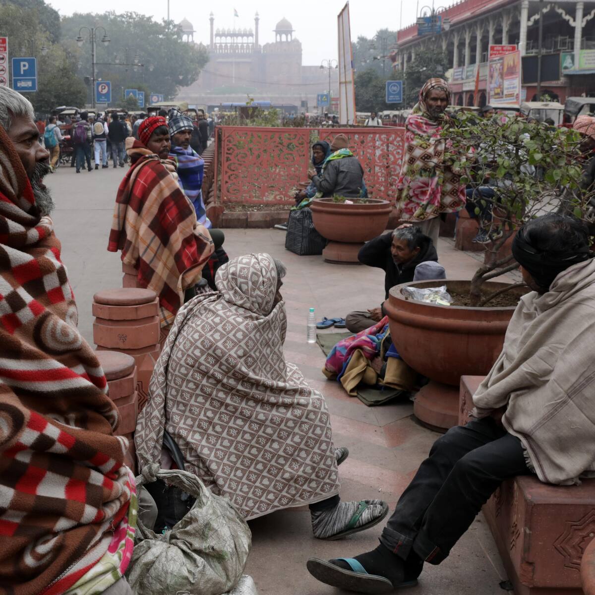 Alerta roja en Nueva Delhi por las bajas temperaturas y una intensa niebla