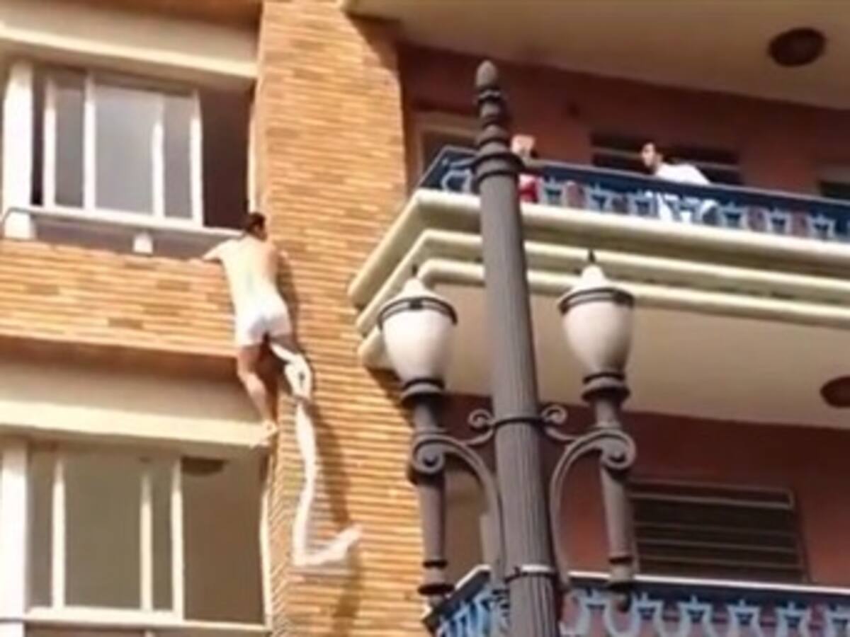Vea cómo escapa el amante de una mujer en Brasil