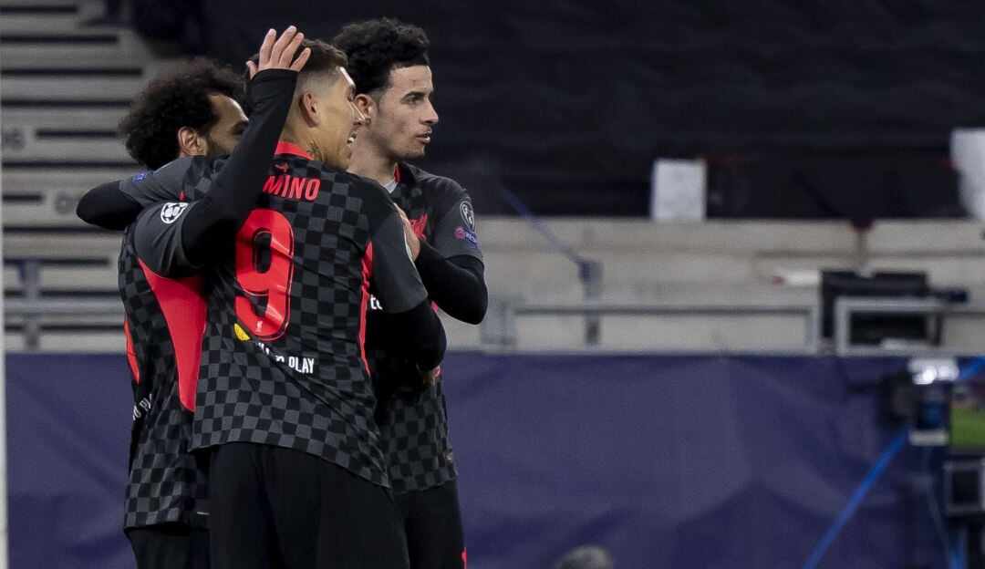 Los jugadores del Liverpool festejan uno de los dos goles de la victoria.