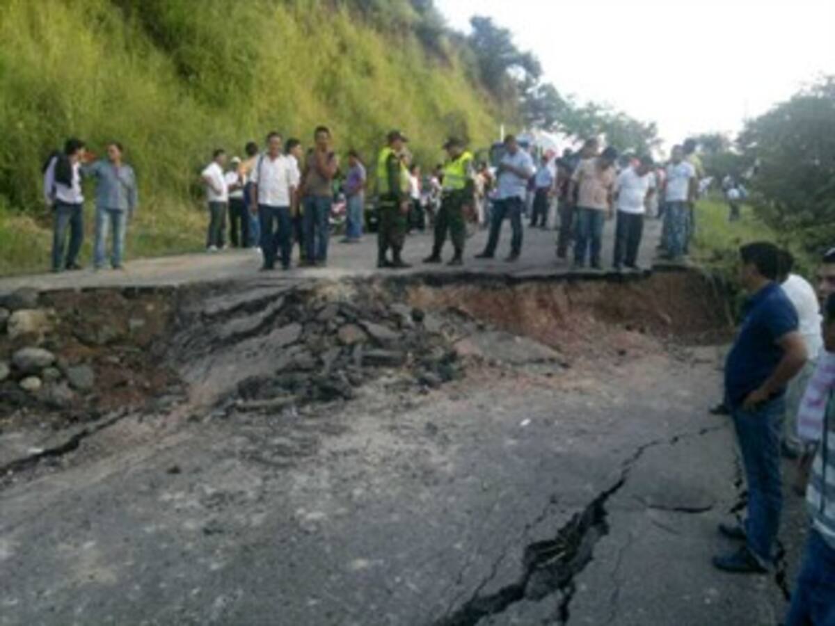 Se hunde carretera en el Huila: incomunicados varios departamentos
