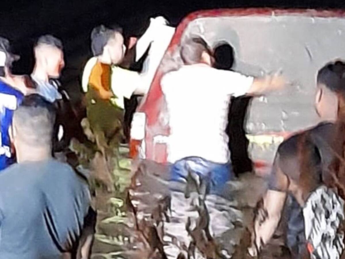 Madre e hijo murieron ahogados dentro de un vehículo que cayó al río