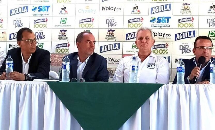 Jaime de La Pava y Luis Fernando Mena junto a miembors de la Junta Directiva en la rueda de prensa / Foto: @ferchohurtado22