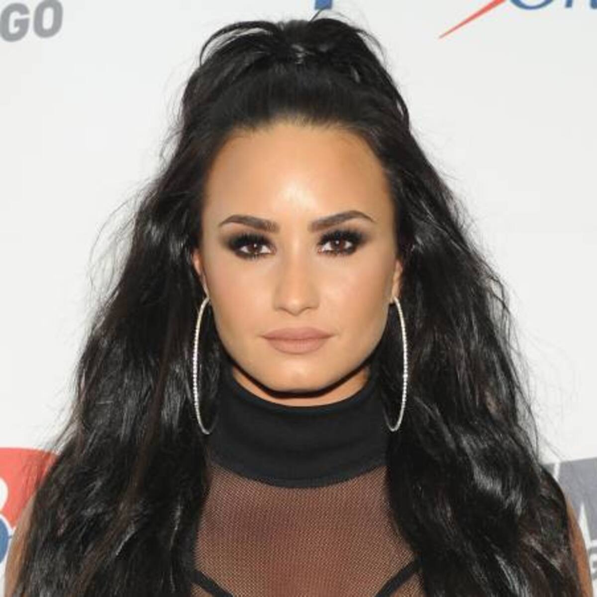 Demi Lovato muestra orgullosa sus estrías