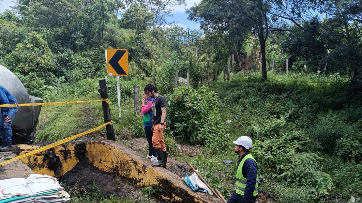 Inician limpieza del río Suárez tras derrame de 11.000 galones de ACPM