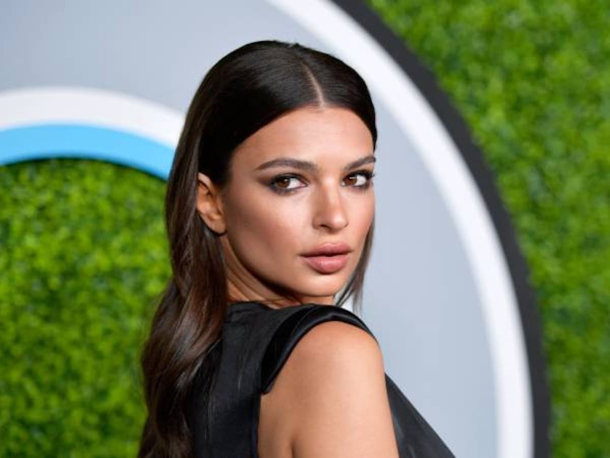 Emily Ratajkowski sube a Instagram una foto ligera de ropa
