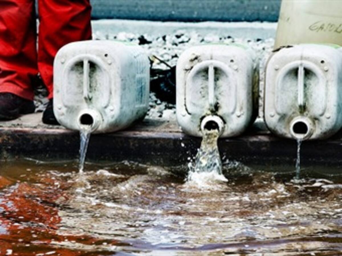 Fue superada emergencia por filtración de combustible en canal de la Av. Boyacá