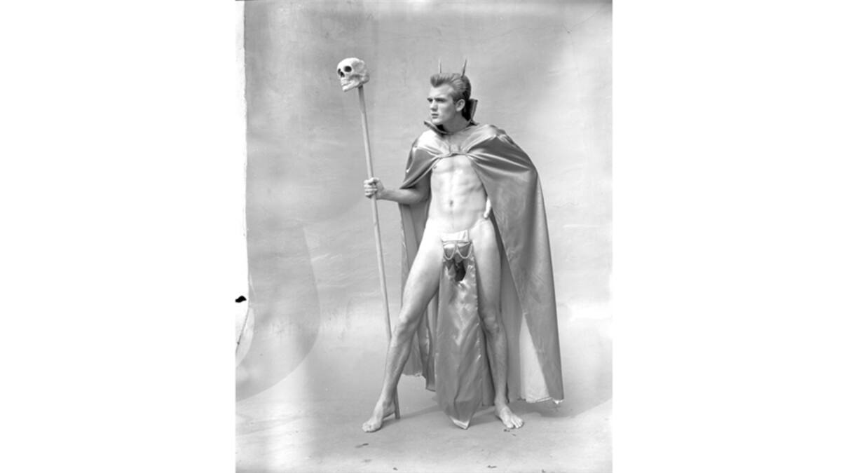 Al principio Mizer hacía fotos de hombres solos en poses de culturismo o de parejas que simulaban pelear. Con frecuencia las imágenes mostraban los genitales y eran claramente homoeróticas. (Foto: Bob Mizer Foundation, Inc.)