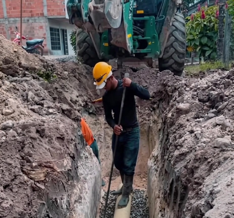 Instalación de tubería en el centro poblado Guayabal del municipio de Suaza, Huila. Foto: suministrada.