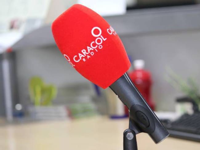 Caracol Radio continúa liderando la radio hablada en Colombia, según cifras del ECAR 2023.