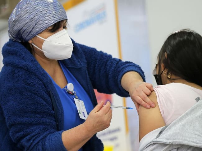 COVID-19: ¿Cómo es el proceso de la tercera dosis de vacunas en Chile?
