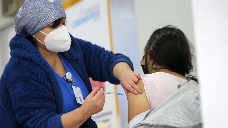 COVID-19: ¿Cómo es el proceso de la tercera dosis de vacunas en Chile?