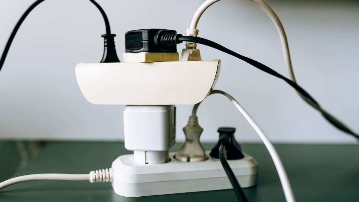 ¿Cuánta energía consume un cargador conectado durante toda una noche?: Tome nota