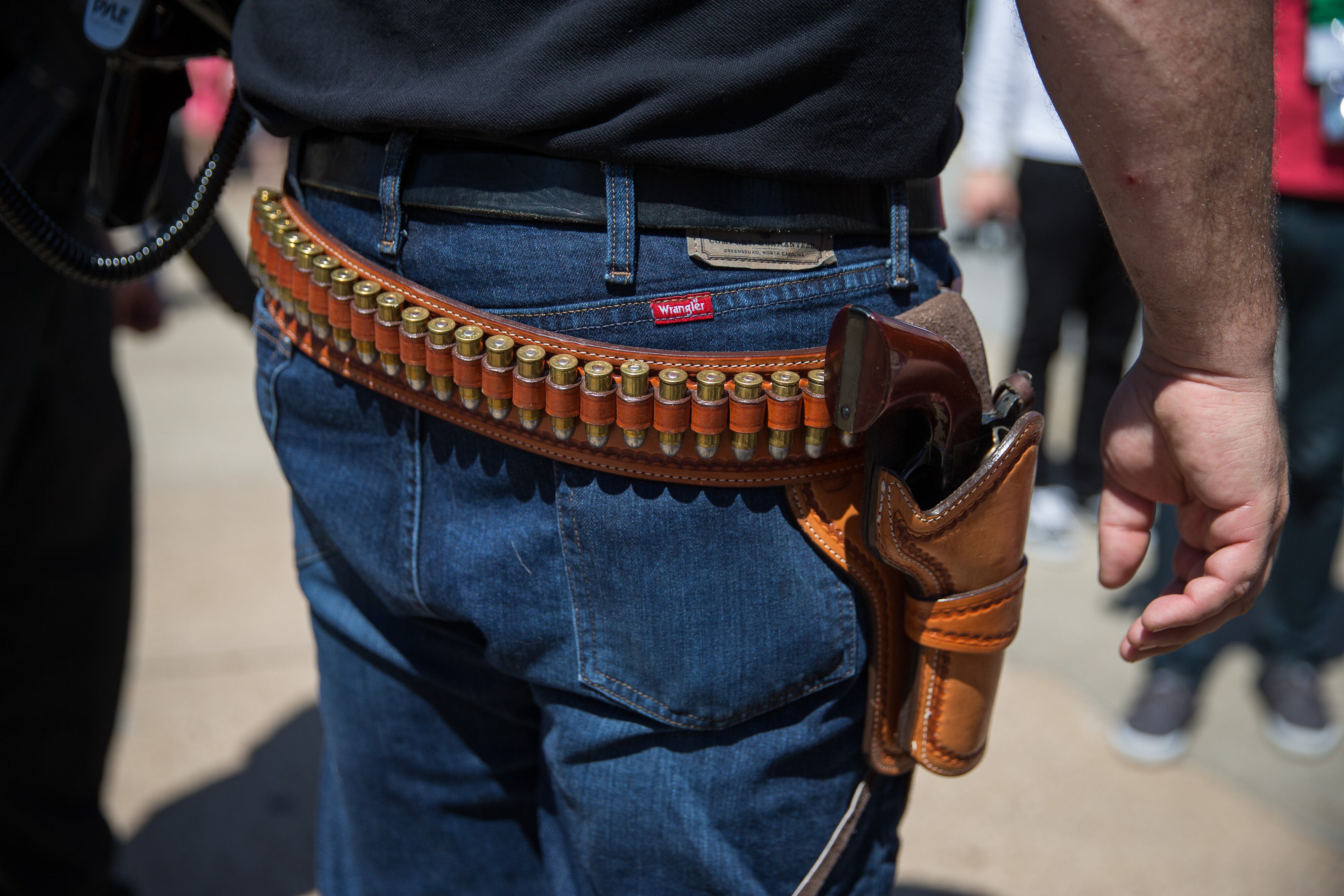 Crece uso indiscriminado de armas en Texas tras retiro de licencia para su porte