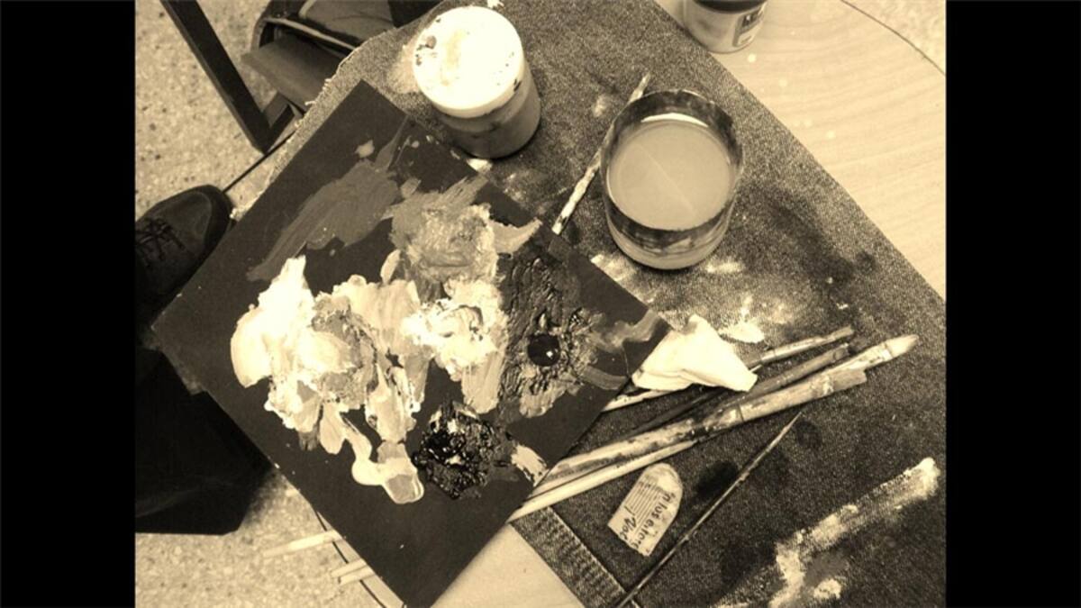 Stephany Sánchez: "Allí están las herramientas para pintar hermosas botellas, mucha luz y creatividad es lo que se necesita".