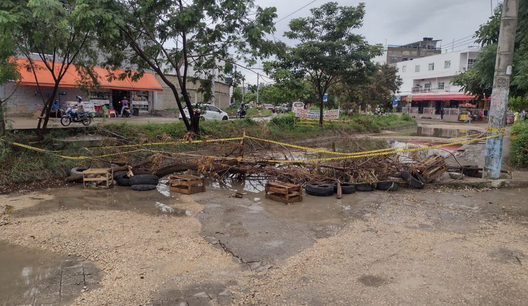 Los vecinos instalaron barricadas para impedir el paso de vehículos y evitar accidentes