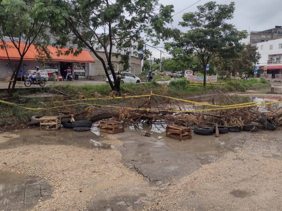 En La Carolina cerraron vía principal por enormes "cráteres"