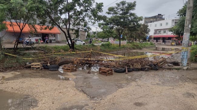 Los vecinos instalaron barricadas para impedir el paso de vehículos y evitar accidentes