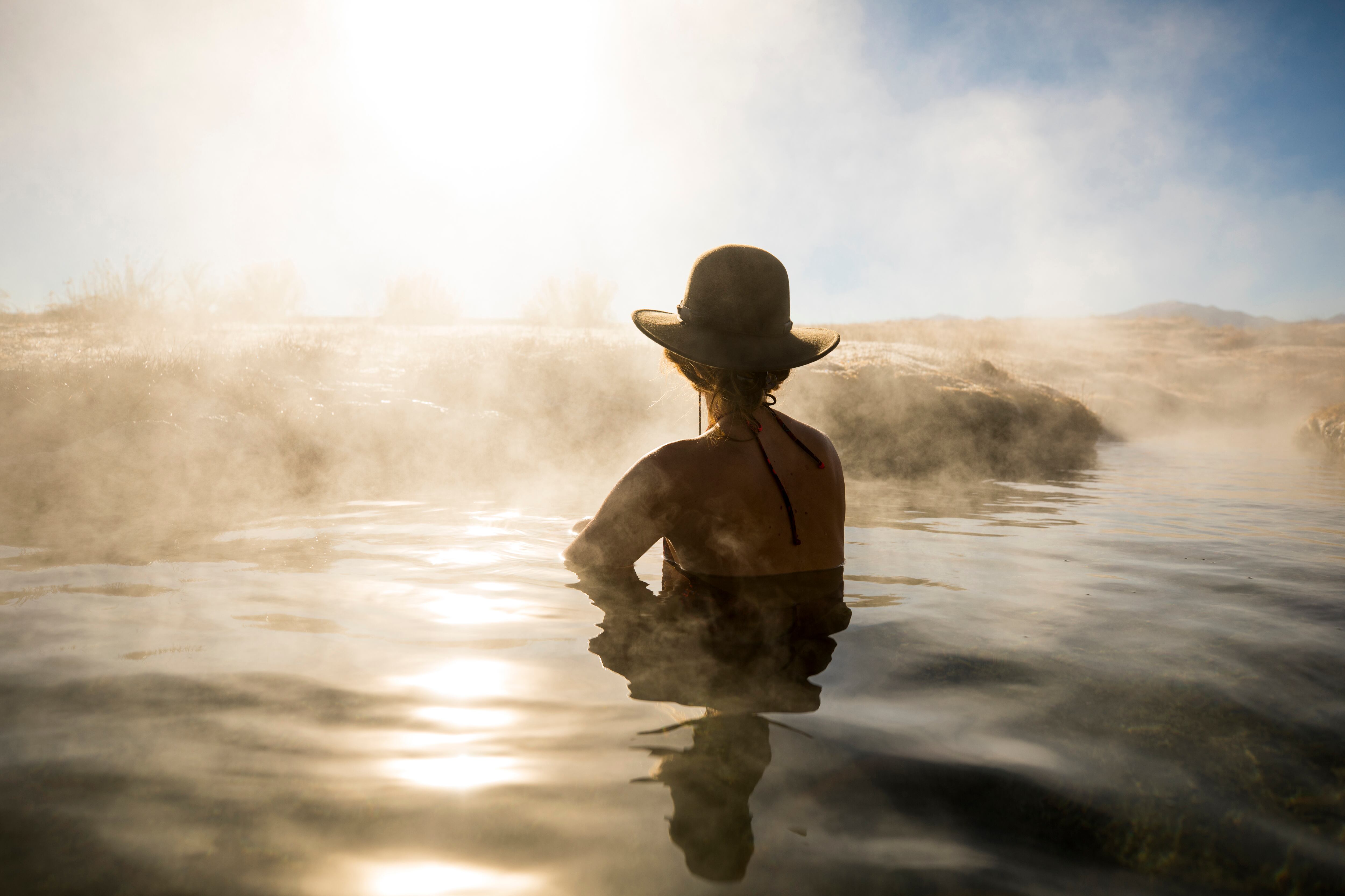Mujer en aguas termales (GettyImages)