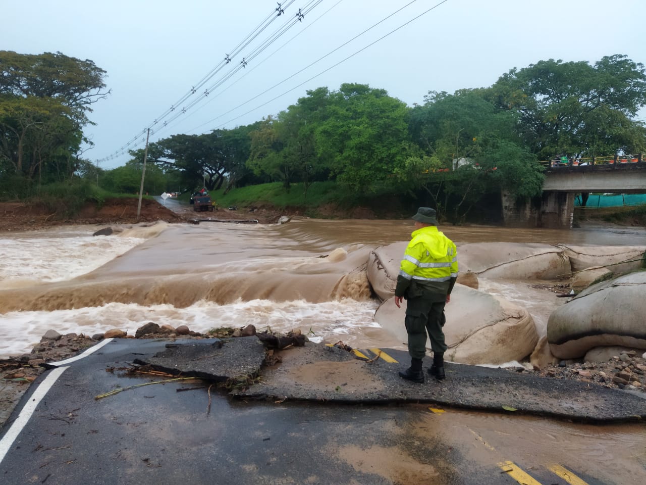 Solo pasó a vehículos de carga liviana en la vía Garzón-Neiva-Ruta 45